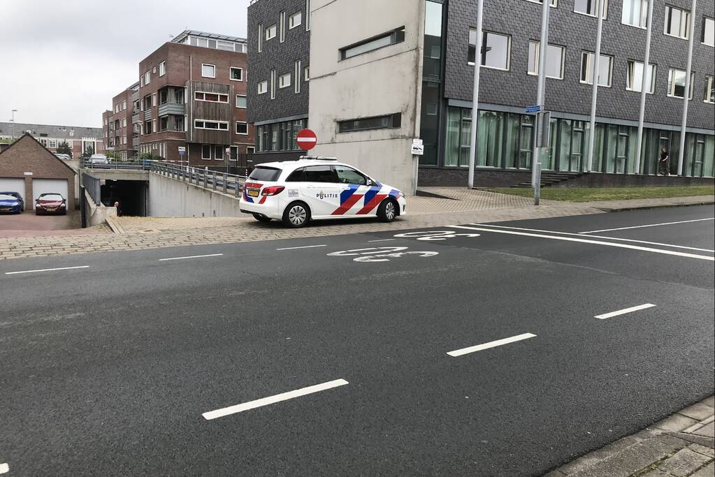 Vrouw gaat onderuit met fiets en raakt gewond