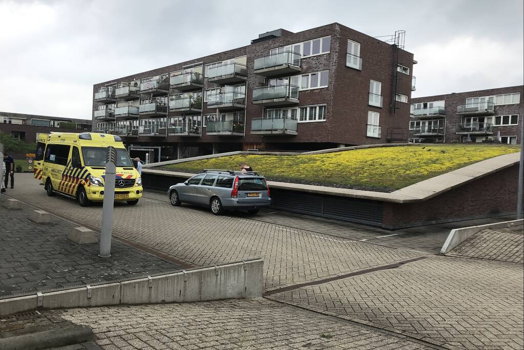 Vrouw gaat onderuit met fiets en raakt gewond