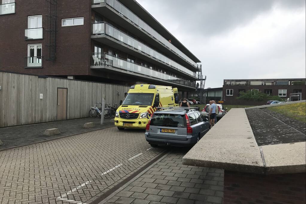 Vrouw gaat onderuit met fiets en raakt gewond
