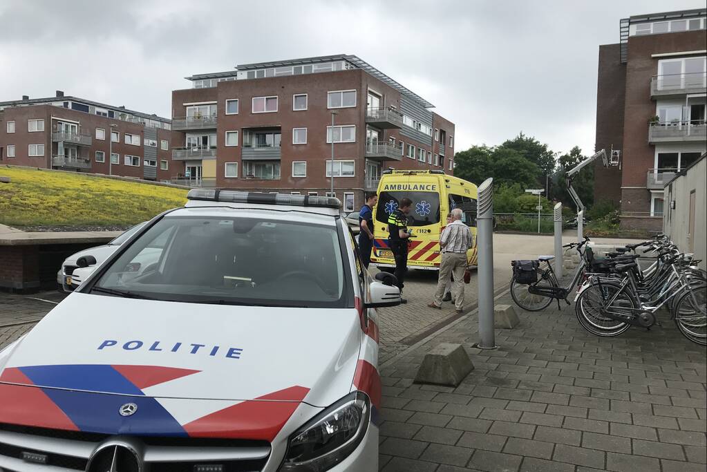 Vrouw gaat onderuit met fiets en raakt gewond
