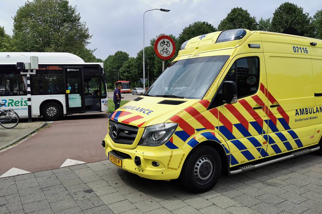Fietsster gewond bij aanrijding met lijnbus