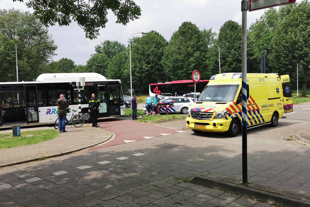 Fietsster gewond bij aanrijding met lijnbus