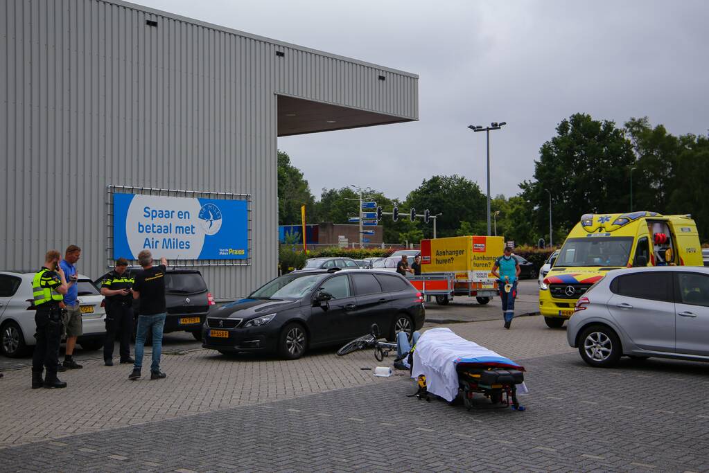 Fietser geschept op parkeerterrein Praxis