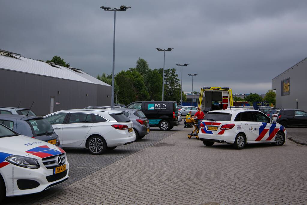 Fietser geschept op parkeerterrein Praxis