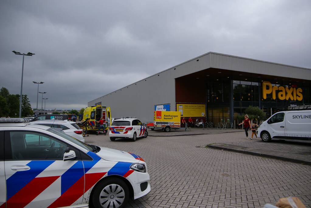 Fietser geschept op parkeerterrein Praxis
