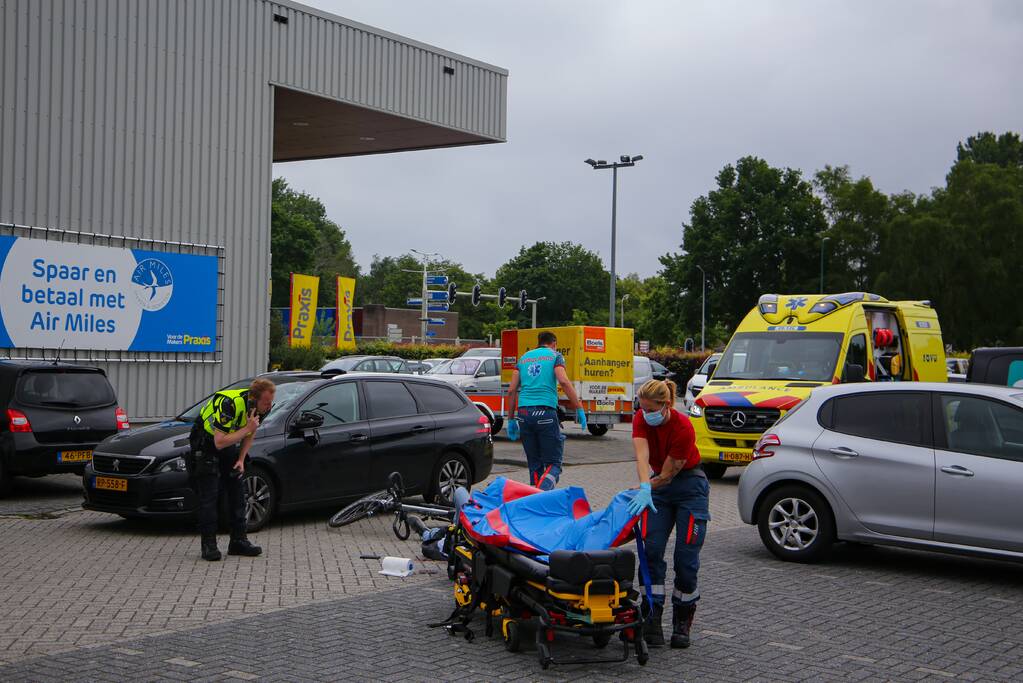 Fietser geschept op parkeerterrein Praxis