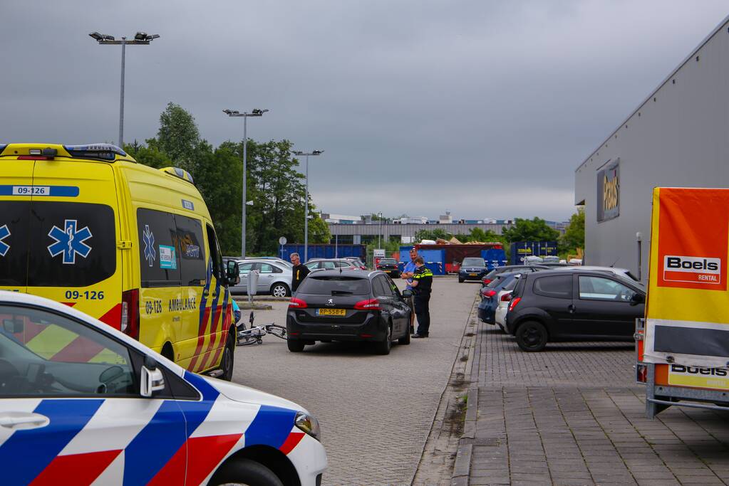 Fietser geschept op parkeerterrein Praxis