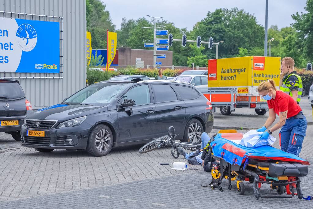 Fietser geschept op parkeerterrein Praxis