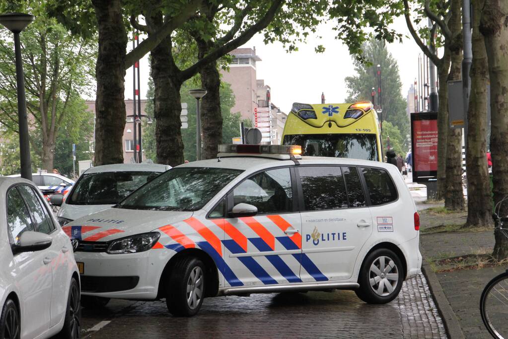 Vrouw valt en raakt gewond