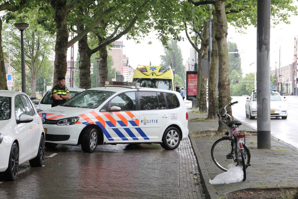 Vrouw valt en raakt gewond