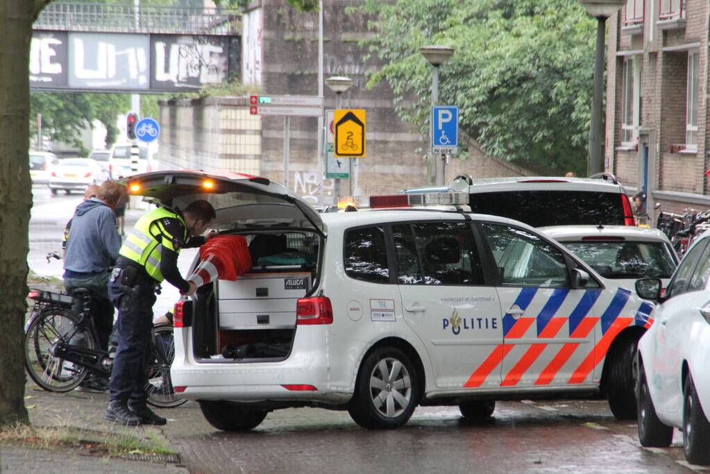 Vrouw valt en raakt gewond