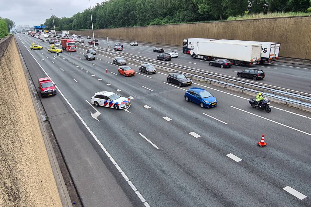 Twee bestelbussen en vrachtwagen betrokken bij ongeval onder Gouwe Aquaduct