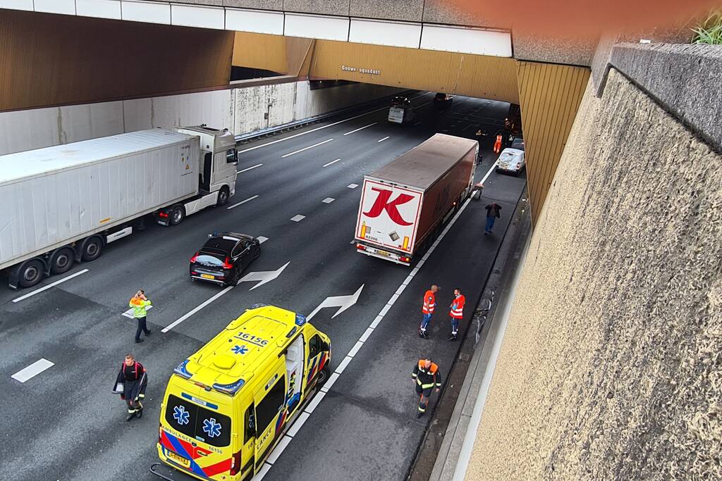 Twee bestelbussen en vrachtwagen betrokken bij ongeval onder Gouwe Aquaduct