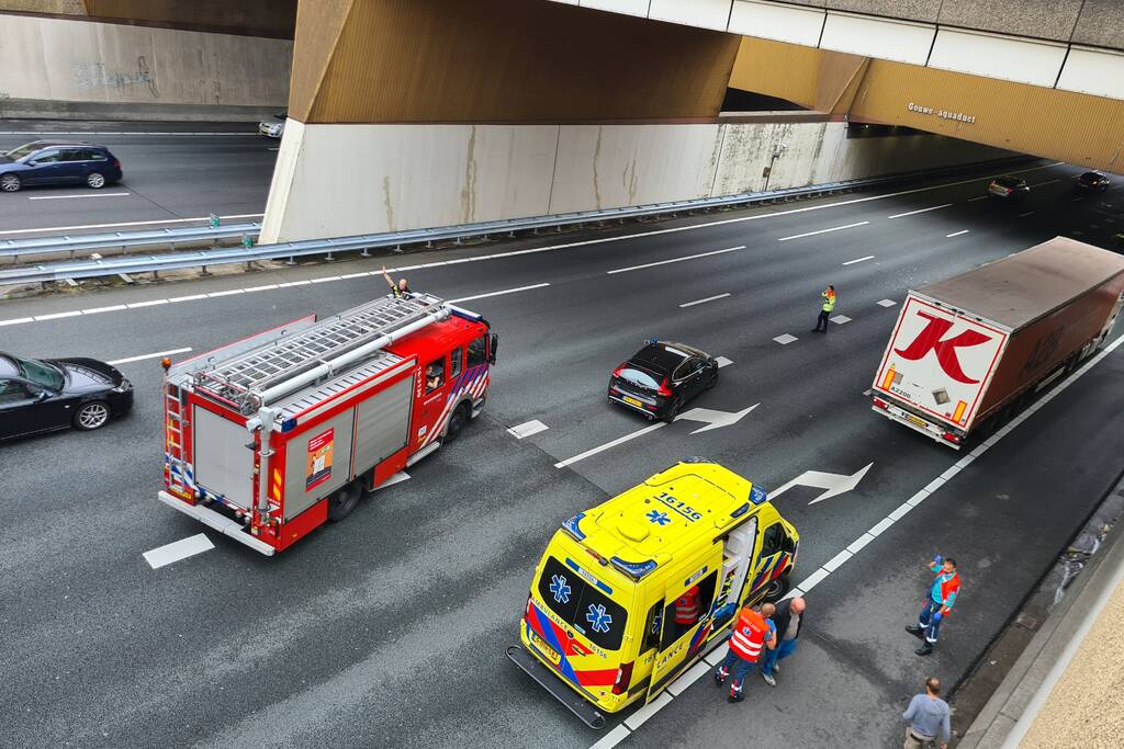 Twee bestelbussen en vrachtwagen betrokken bij ongeval onder Gouwe Aquaduct