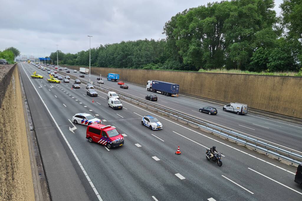 Twee bestelbussen en vrachtwagen betrokken bij ongeval onder Gouwe Aquaduct
