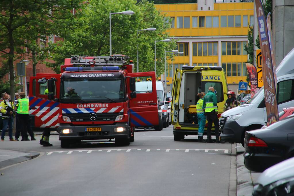 Uitslaande brand verwoest flatwoning in Geuzenveld