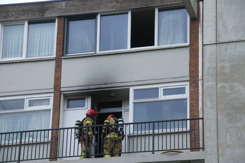 Uitslaande brand verwoest flatwoning in Geuzenveld