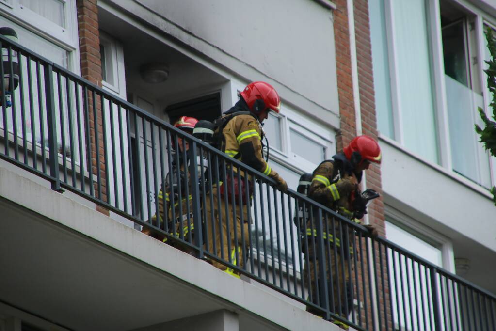 Uitslaande brand verwoest flatwoning in Geuzenveld