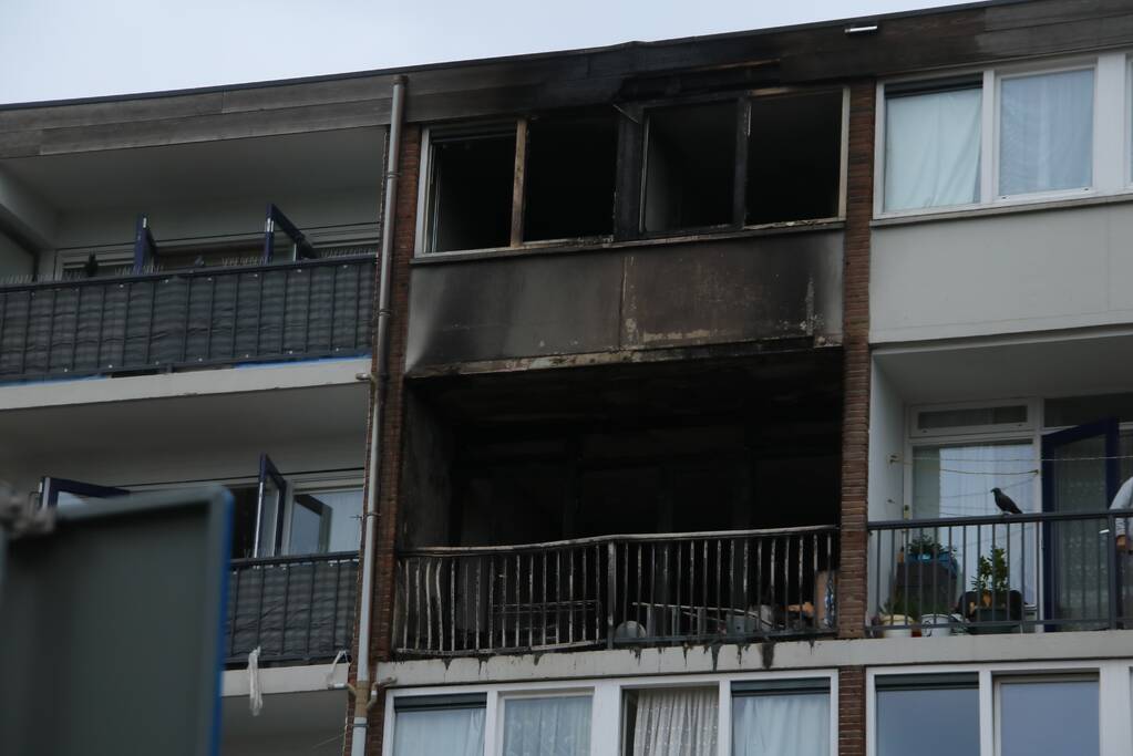 Uitslaande brand verwoest flatwoning in Geuzenveld