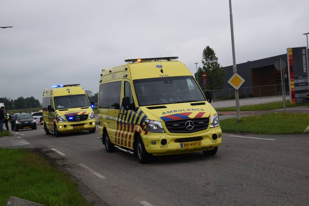 Auto botst op overstekende fietser bij uitwijkmanoeuvre
