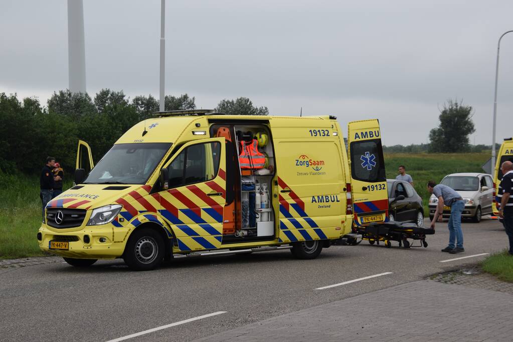 Auto botst op overstekende fietser bij uitwijkmanoeuvre
