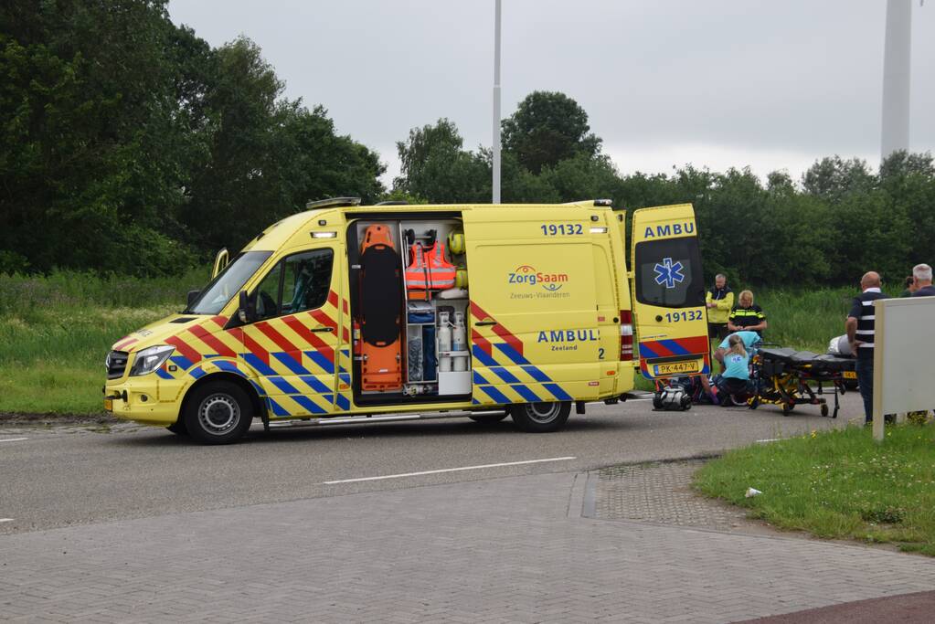 Auto botst op overstekende fietser bij uitwijkmanoeuvre
