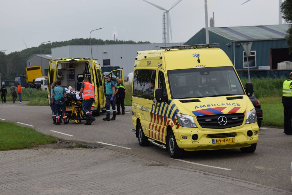 Auto botst op overstekende fietser bij uitwijkmanoeuvre