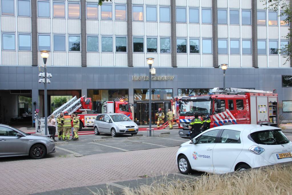 Veel rook bij grote brand in kantoorpand