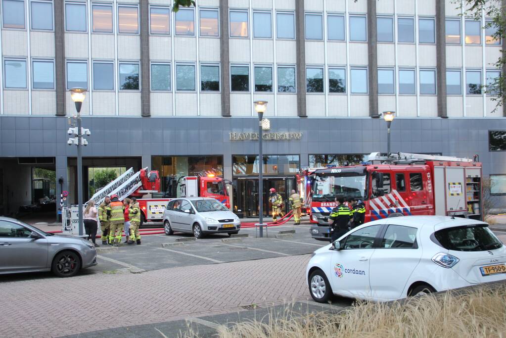 Veel rook bij grote brand in kantoorpand