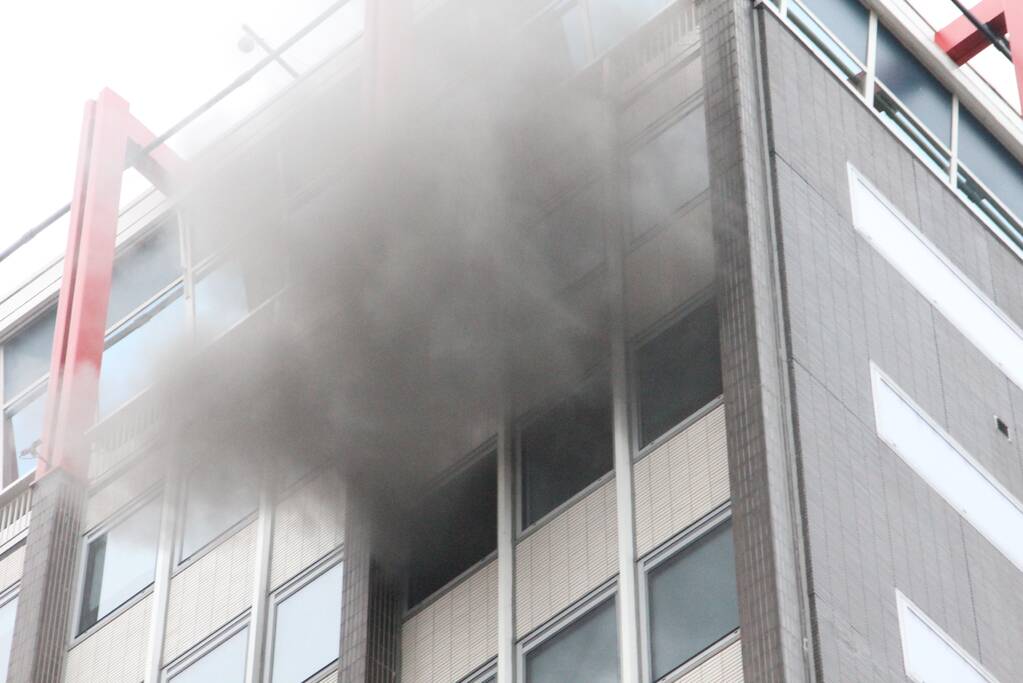 Veel rook bij grote brand in kantoorpand