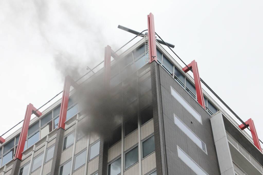 Veel rook bij grote brand in kantoorpand