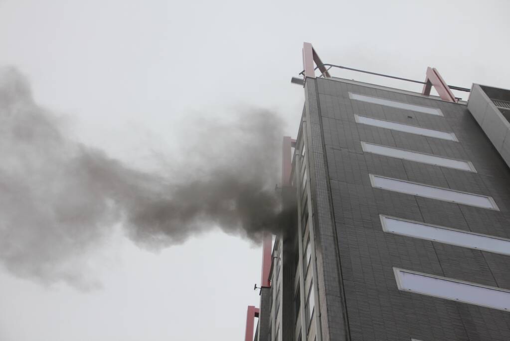 Veel rook bij grote brand in kantoorpand