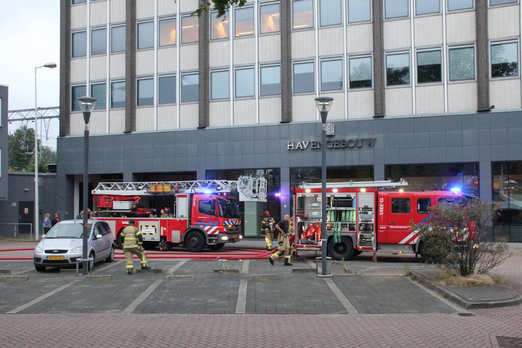 Veel rook bij grote brand in kantoorpand