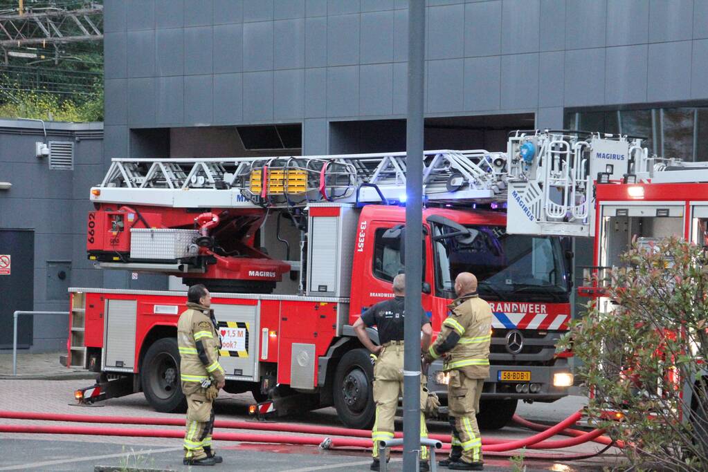 Veel rook bij grote brand in kantoorpand
