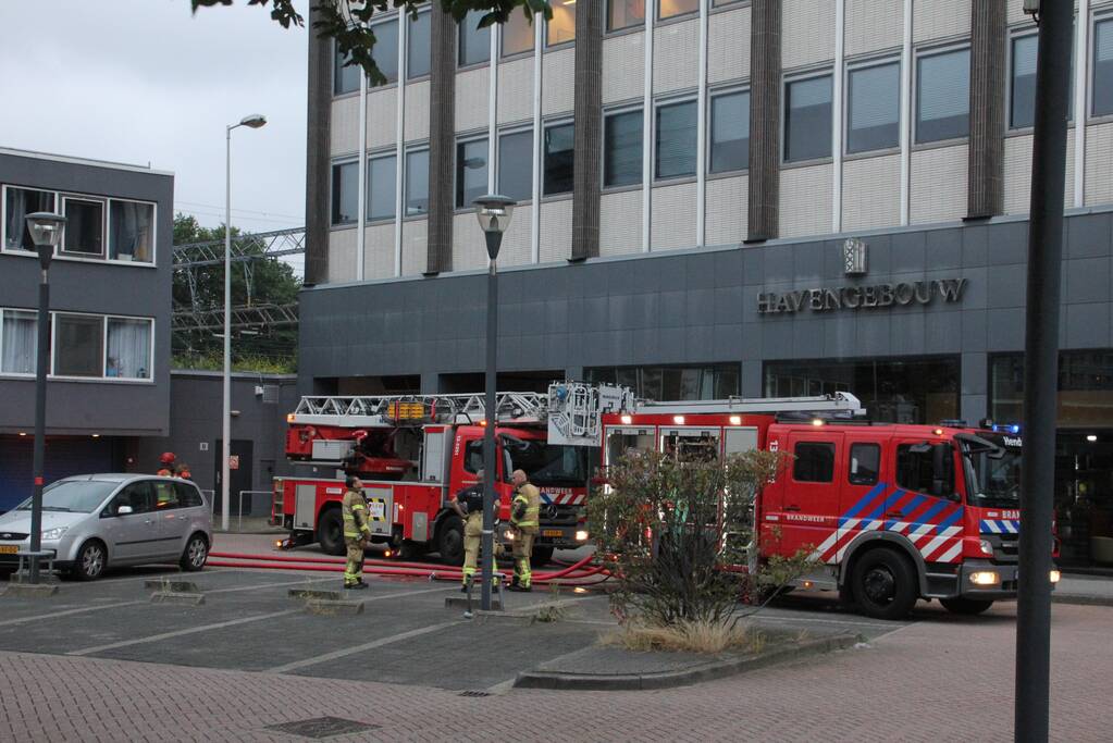 Veel rook bij grote brand in kantoorpand