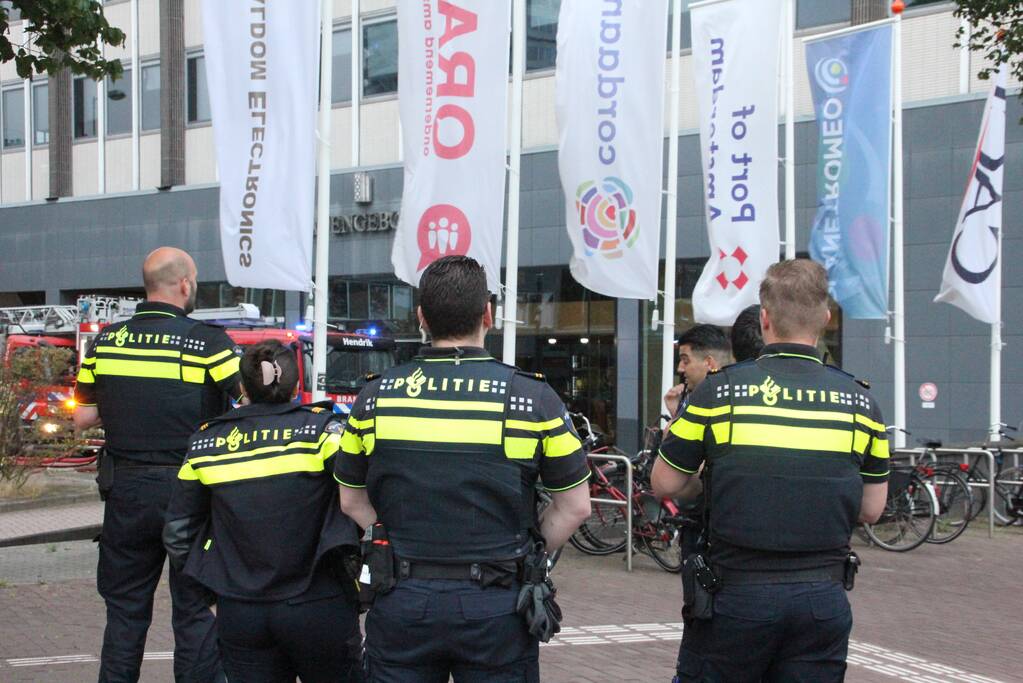 Veel rook bij grote brand in kantoorpand