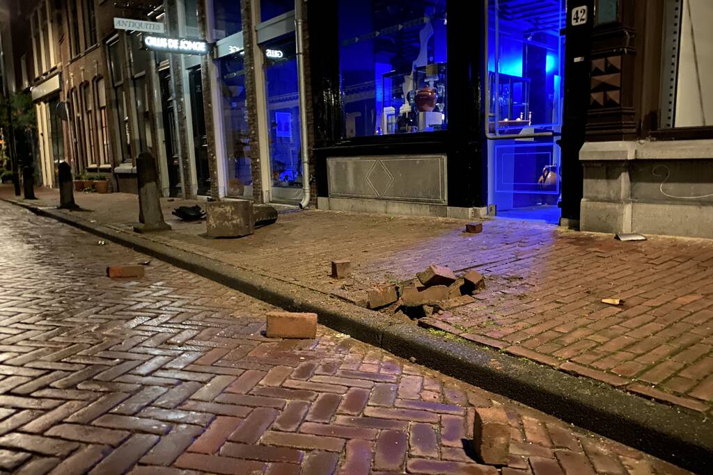 Bestuurder gaat er vandoor na botsing tegen paal