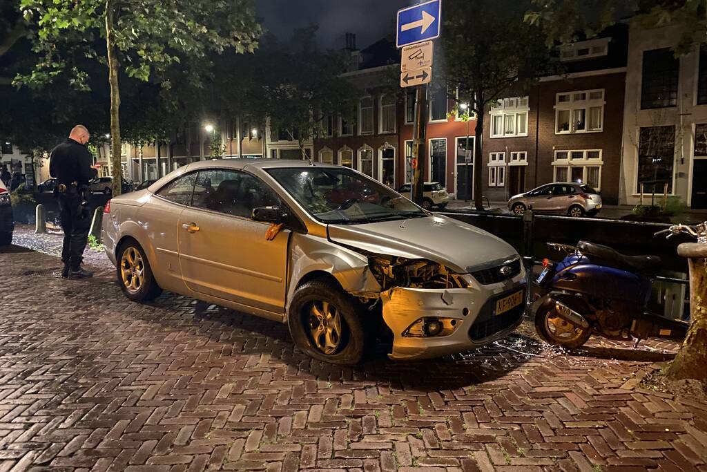 Bestuurder gaat er vandoor na botsing tegen paal