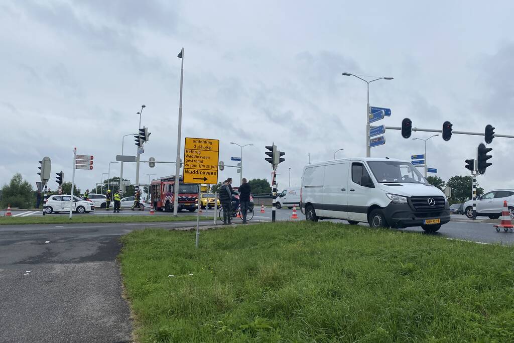 Bestelbus en auto botsen op kruising