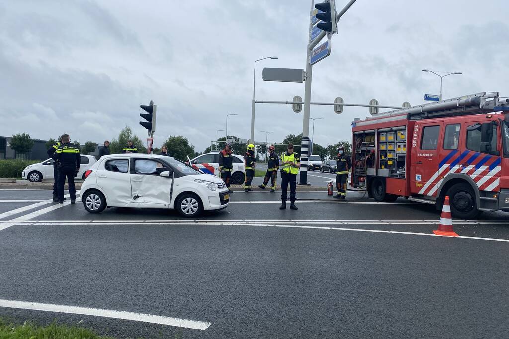 Bestelbus en auto botsen op kruising