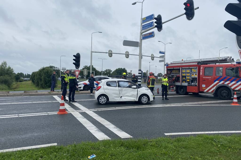 Bestelbus en auto botsen op kruising