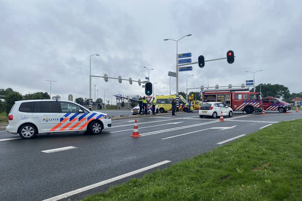 Bestelbus en auto botsen op kruising