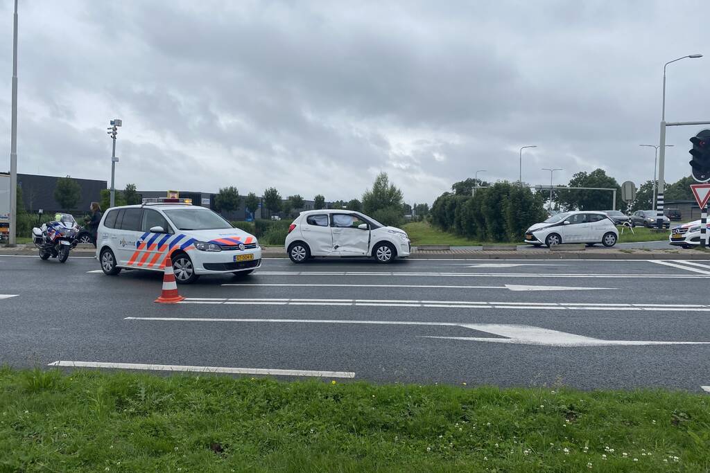 Bestelbus en auto botsen op kruising
