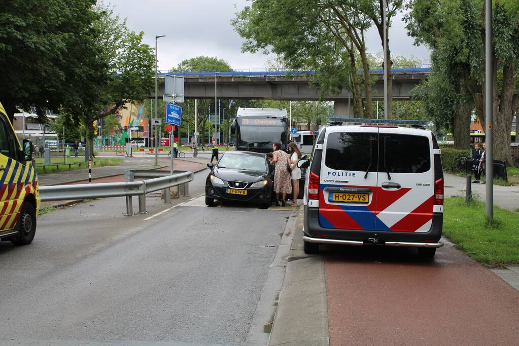 Auto vast in bussluis bij aanrijding