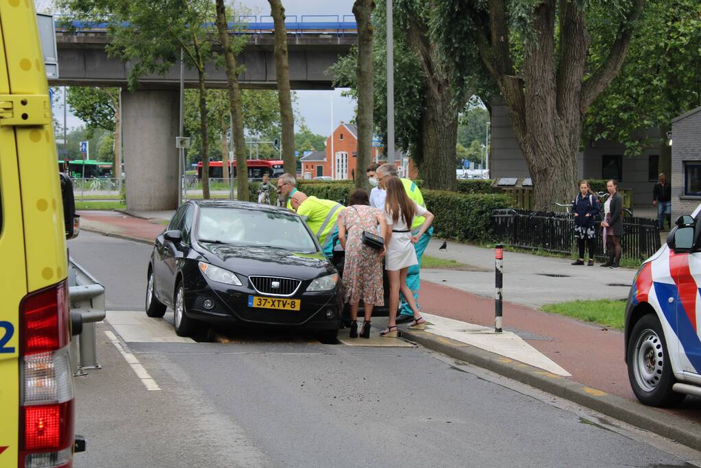 Auto vast in bussluis bij aanrijding
