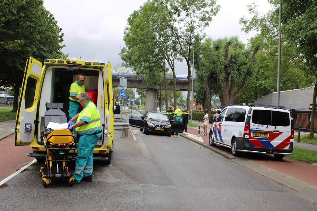 Auto vast in bussluis bij aanrijding