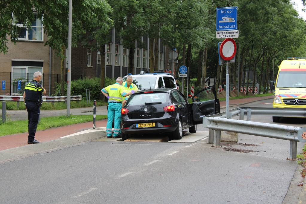Auto vast in bussluis bij aanrijding