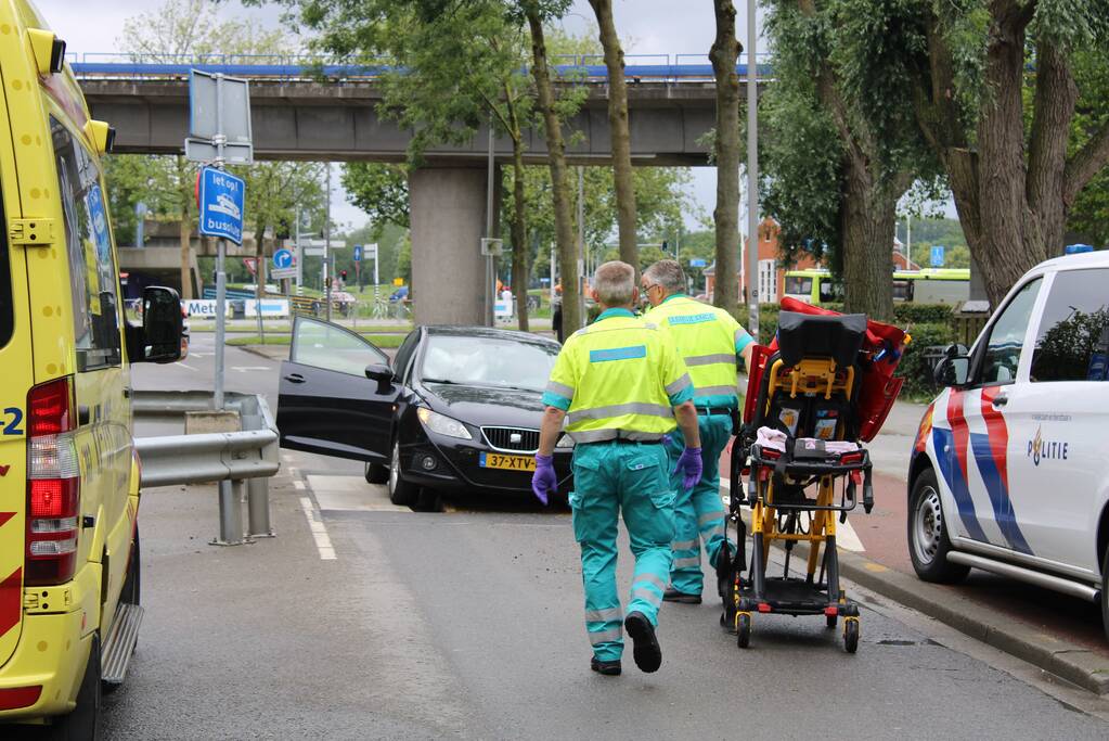 Auto vast in bussluis bij aanrijding