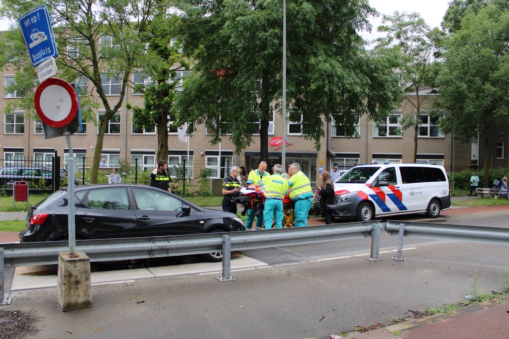 Auto vast in bussluis bij aanrijding