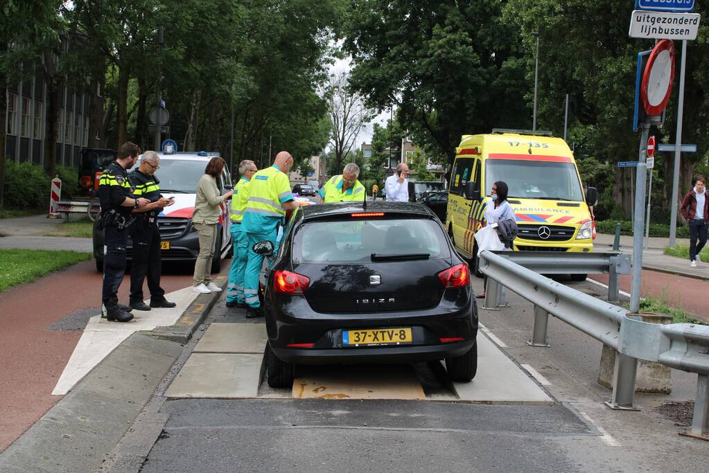 Auto vast in bussluis bij aanrijding